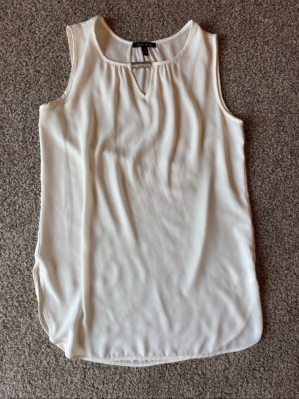 Sami & Jo Ivory Sleeveless Keyhole Camisole with Chain Accent